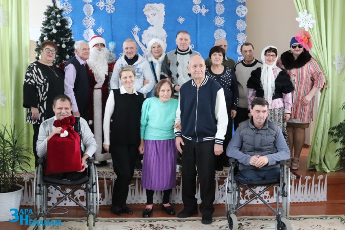 Поздравление с Новым годом, подарки и хорошее настроение для проживающих в Куриловичском доме-интернате от Мостовского районного совета ветеранов