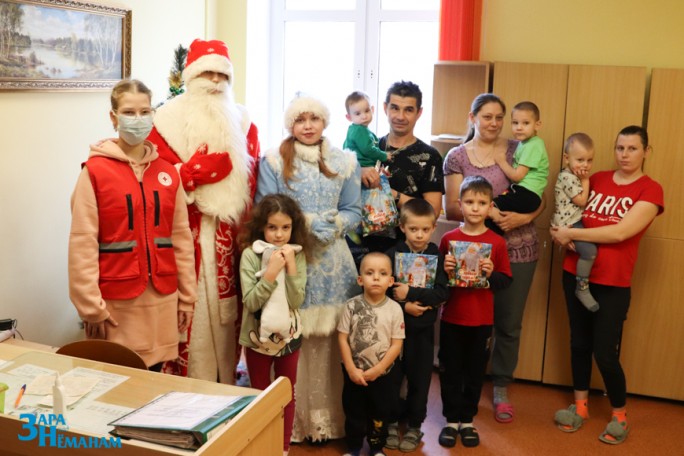 Новогодние поздравления и подарки получили маленькие пациенты детского отделения Мостовской ЦРБ