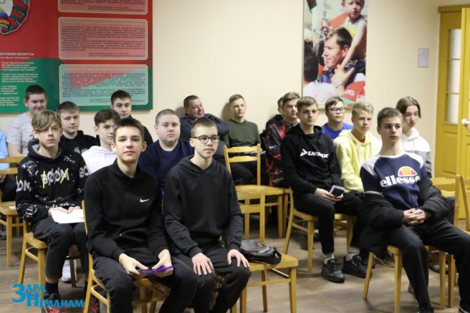 В Мостовском военкомате проходит приписка юношей к призывному участку