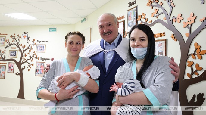 Семейный капитал, бесплатное ЭКО, поддержка материнства. Как Лукашенко решает демографический вопрос