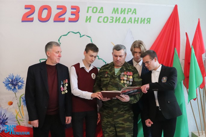 Воины-афганцы Мостовского района встретились с членами Молодёжного парламента и военно-патриотического клуба «Гвардеец», учащимися городских школ