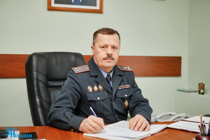 Начальник ОВД Мостовского райисполкома Эдуард Шестак поздравляет ветеранов милицейской службы с 106-ой годовщиной образования белорусской милиции