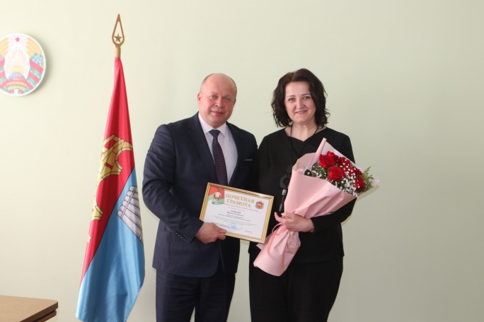 В Мостовском райисполкоме вручили награду заместителю председателя Марине Давыдик