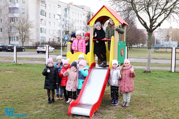 Какое надворное оборудование получили воспитанники детского сада №1 от руководства Мостовского района