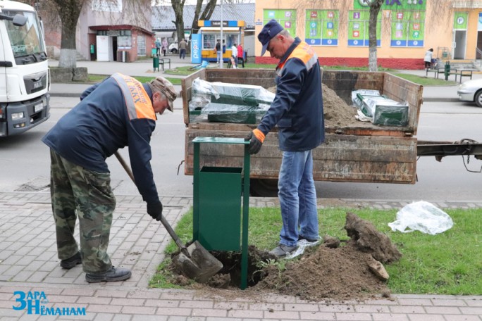 В Мостах демонтируют мусорные урны и заменяют их на новые