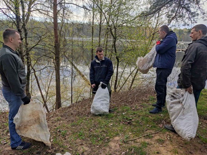 Сотрудники Мостовского РОЧС во время субботника убирали берег Немана и благоустраивали памятник