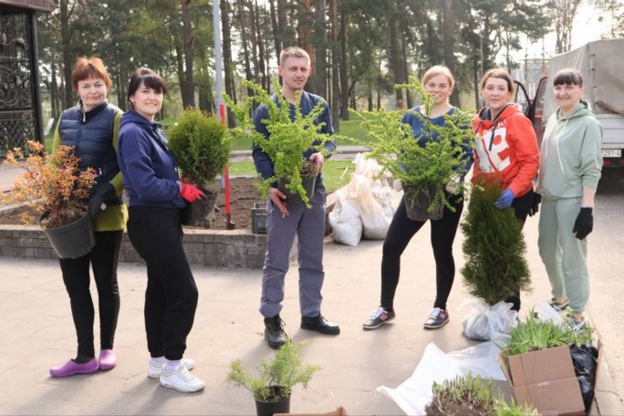 Во всех уголках Мостов в день проведения субботника трудились коллективы, благоустраивая город