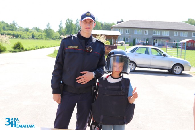 Для чего сотрудники Мостовского РОВД посетили детский оздоровительный лагерь «Неманский»?