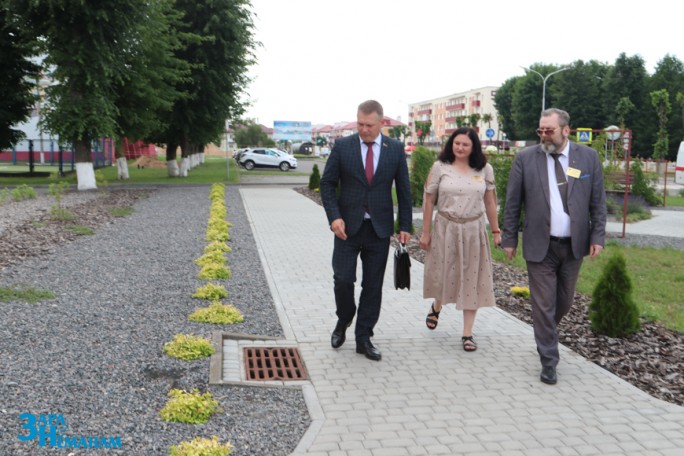 В Мостовском районе приём населения провёл начальник главного управления образования Гродненского облисполкома Руслан Абрамчик