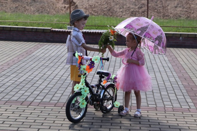 VIVA РОВАР! Районный фестиваль в Мостах собрал любителей велоспорта и открыл День молодёжи и студенчества