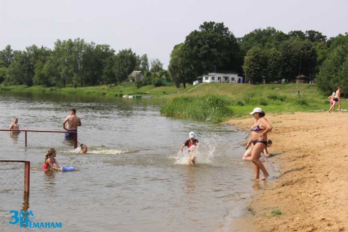 Весело и шумно отдыхают мостовчане на городском пляже. Но всё под контролем спасателей