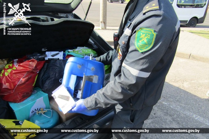 Пассажир легковушки намеревался ввезти в Беларусь жесткие диски в канистре для воды. Спрятанные товары обнаружили гродненские таможенники с помощью инспекционно-досмотрового комплекса