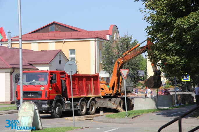 Работы по прокладке водопровода на улице Советской в Мостах должны были завершиться 18 августа. К намеченному сроку строители не успели. Почему?