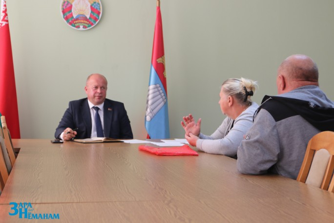Председатель Мостовского райисполкома Андрей Санько провёл приём граждан