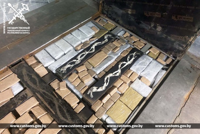 154 кг гашиша спрятал россиянин под обшивкой пола кабины грузовика и в передней части полуприцепа