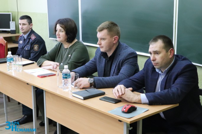 Экономическую безопасность, меры противодействия экстремизму и  правила безопасного обращения с пиротехникой обсудили в СШ №2 г. Мосты на Едином дне информирования