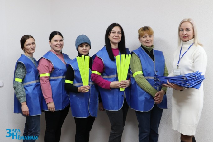 Важный элемент зимней атрибутики: социальные работники ЦСОН Мостовского района обеспечены световозвращающими элементами