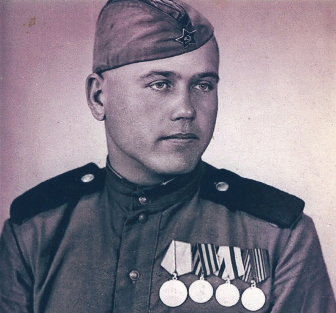 С гордостью надевал медаль «За отвагу» воин-фронтовик Иван Домостой из Монькович