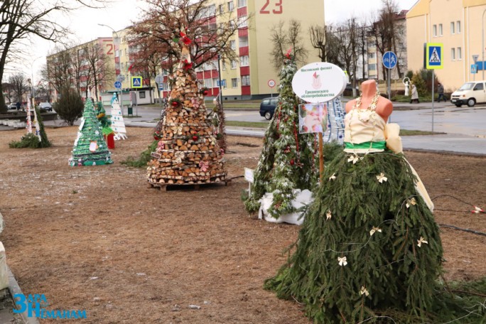 ФОТОФАКТ. В Мостах появилась Аллея волшебных ёлок