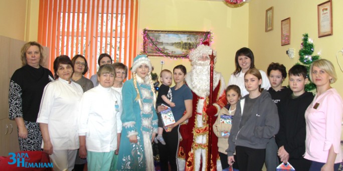 Дед Мороз и Снегурочка пришли с новогодними подарками к детям в Мостовскую районную больницу