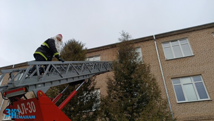 Накануне Нового года в окно педиатрического отделения Мостовской ЦРБ постучался пожарный Дедушка Мороз