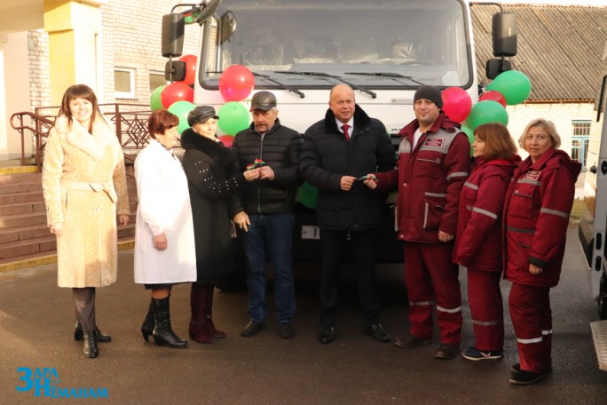 Передвижной ФАП и машина скорой медицинской помощи – такие новогодние подарки получило здравоохранение Мостовщины