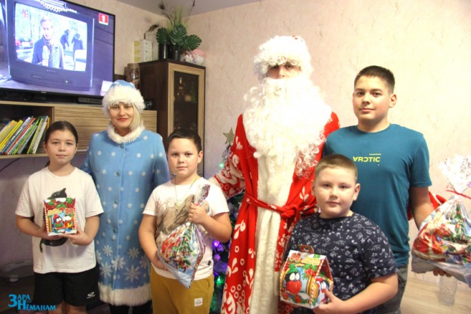 Детей сотрудников Мостовского РОВД поздравили милицейские Дед Мороз и Снегурочка