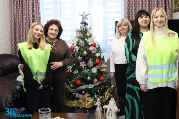 В рамках акции «От всей души» сотрудники управления по труду, занятости и социальной защите Мостовского райисполкома навестили бывших работников отрасли