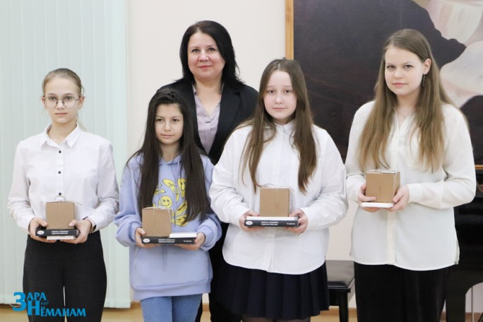 Поздравления и подарки: в Мостовской ДШИ наградили победителей детского конкурса «Бизнес глазами детей»