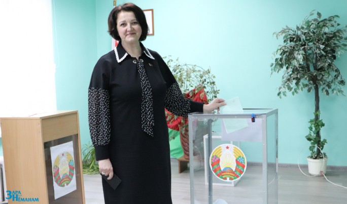 В досрочный день голосования сделала свой выбор заместитель председателя райисполкома Марина Давыдик