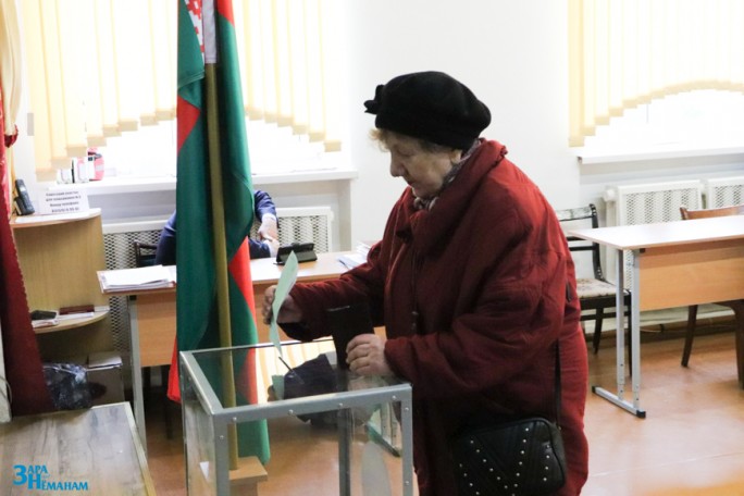 Спокойно и организованно: журналист районной газеты оценил, как проходит голосование на Советском участке №3 г. Мосты