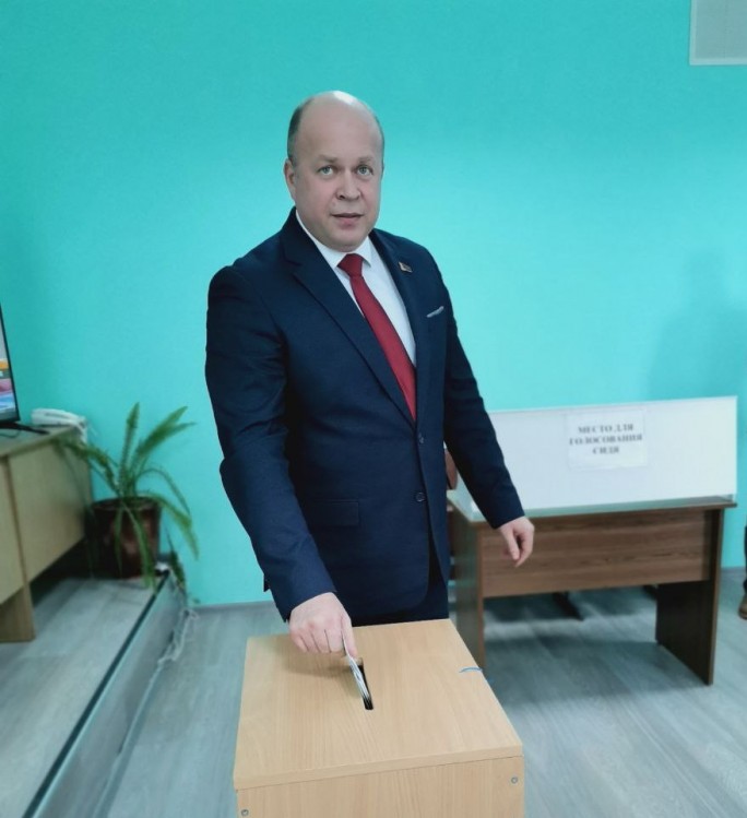 Председатель Мостовского райисполкома Андрей Санько проголосовал на Октябрьском избирательном участке