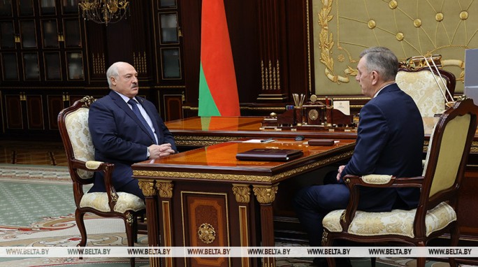 'Героизм знаю. А вот где плохо?' Лукашенко принял с докладом управляющего делами Президента Назарова