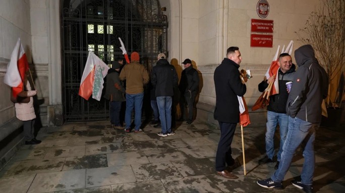 Польские фермеры провели ночную акцию протеста в здании Минсельхоза