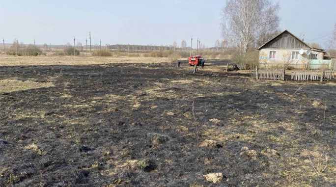 Упала на горящую траву и загорелась: в Дрибинском районе пенсионерка скончалась от ожогового шока