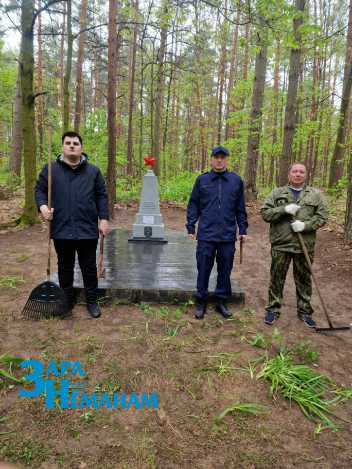 Сотрудник прокуратуры Мостовского района наводили порядок возле памятника неизвестного солдата в деревне Миневичи