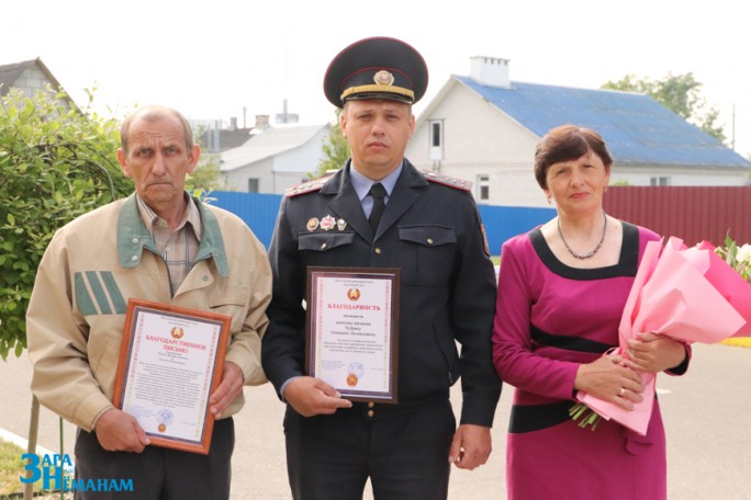 Спасибо за достойное воспитание сына! Благодарность принимали родители капитана милиции Мостовского РОВД Геннадия Чубрика