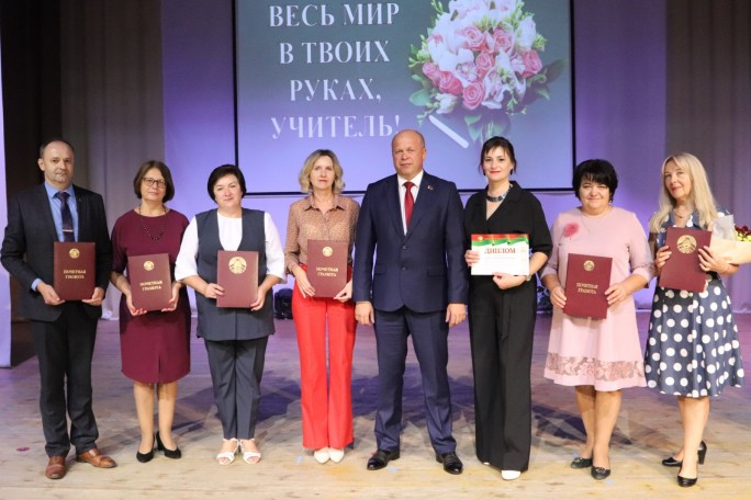 Весь мир в твоих руках, Учитель! В Мостах чествовали лучших работников педагогической отрасли района
